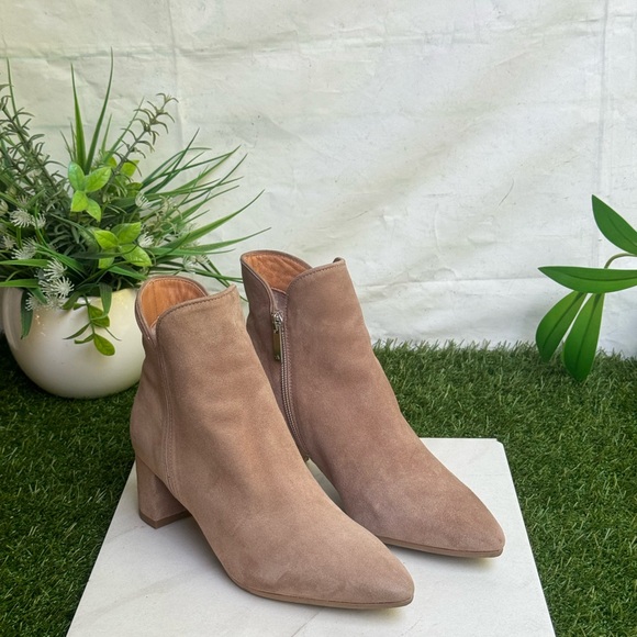 AQUATALIA
Kaylani Pointed Toe Booties Suede Taupe Tan size US 6
$395 - Picture 6 of 13